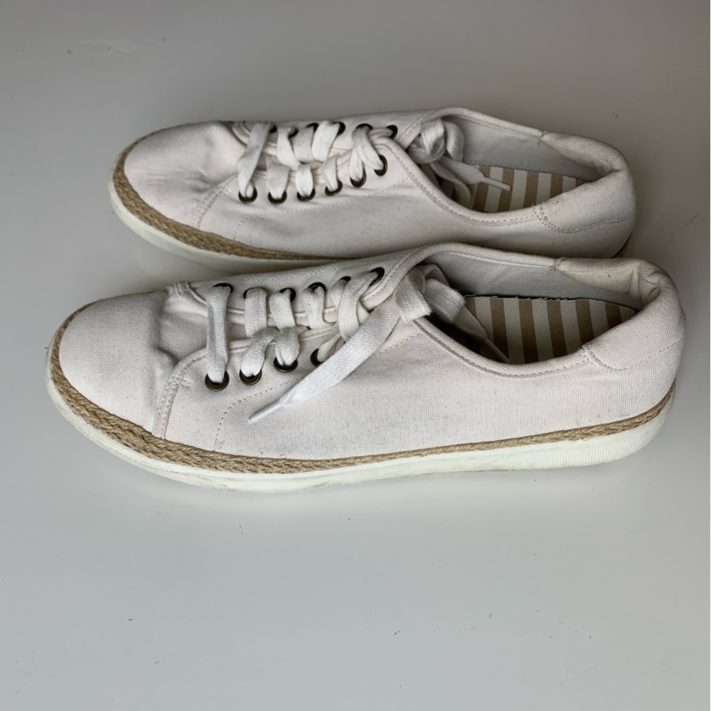 Vionic cream sneakers with tweed trim atβ white wall. Shoes feet love. Size 9 - Picture 3 of 16